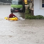 Kantor Pemda di jalan Jokotole tergenang banjir. Para pegawai yang akan pulang harus dievakuasi dengan perahu karet.