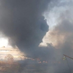 Tampak asap membumbung dari Gudang PT Kemas Perdana Internasional di kawasan Jalan Sidomulyo RT 06 RW 01, Kecamatan Buduran, Sidoarjo, Sabtu (7/9/2019). foto: Catur Andy/ BANGSAONLINE