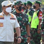 Wakil Wali Kota Pasuruan Adi Wibowo melakukan inspeksi pasukan saat Apel Gelar Pasukan Persiapan Operasi Lilin Semeru 2021.