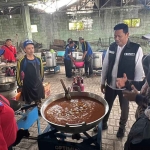 Bupati Sidoarjo, Subandi, meninjau dapur umum di dekat lokasi ambruknya musala Ponpes Al Khoziny. Foto: Ist