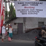 Sebuah spanduk dukungan untuk KPK terpasang di area Terminal Minak Koncar Lumajang.