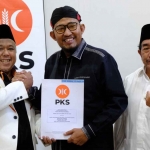 Ketua DPW PKS Jatim, Irwan Setiawan, saat menyerahkan rekom kepada Achmad Fauzi Wongsojudo sebagai calon bupati di Sumenep. Foto: Ist