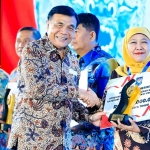 Gubernur Khofifah ketika menerima penghargaan.