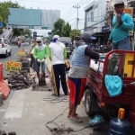 Para pekerja mulai memasang tumpuan tiang dengan menggunakan konstruksi cor di jalan Gajahmada depan kantor Pemkot Mojokerto.
