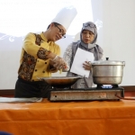 Chef Agus Syafruddin bersama salah satu peserta pelatihan. foto: ist.