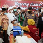 Kapolri Jenderal Polisi Drs. Listyo Sigit Prabowo saat meninjau proses vaksinasi terhadap salah satu tokoh agama di Gedung Bakorwil Madura.