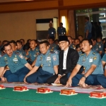 Pangarmada II bersama Kasal dan para prajurit TNI AL Wilayah Timur serta Prof Ali Aziz, bersiap menjelang berbuka puasa.