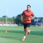 Kapten Persik, Ezra Walian, saat ikut berlatih. Foto: Ist