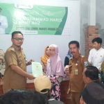 Camat Kraksaan saat menyerahkan sertifikat PTSL di Kelurahan Sidomukti.
