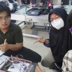 Tim mahasiswa Prodi Rekayasa Keselamatan Proses ITS, saat menunjukkan hasil karyanya. Foto: Ist. 