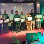 Ketua PWI Jatim Ahmad Munir bersama penerima penghargaan PWI Lamongan Award.