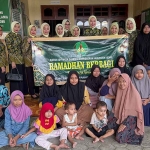Pengurus IAD Daerah Kabupaten Kediri bersama anak yatim di Panti Asuhan Budi Mulia. Foto: Ist