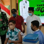 Bupati Sidoarjo, Ahmad Muhdlor Ali, saat meninjau vaksinasi Booster untuk wartawan di Pendopa Delta Wibawa. Foto: Ist