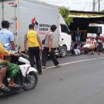 Kedua korban saat dievakuasi ke ambulans untuk dibawa ke RSUD Ibnu Sina, Gresik. Foto: Ist