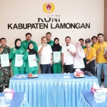 Para atlet asal Lamongan peraih medali pada PON XXI Aceh dan Sumatera Utara foto bersama dengan Ketua KONI Heri Pranoto.