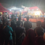 Ratusan warga menyaksikan pagelaran wayang kulit dalam rangka prosesi pergantian nama Pasar Lespadangan menjadi Pasar Bagusan.