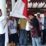 Ekky Pitung mencium bendera merah putih usai mendeklarasikan diri sebagai bakal calon Gubernur DKI Jakarta, Jum