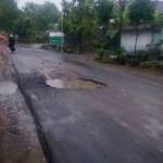 Salah satu lubang di jalan penghubung Bangilan - Senori. foto: SUWANDI/ BANGSAONLINE