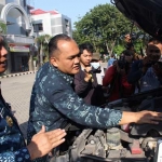 Bupati Sambari saat memeriksa salah satu mobil dinas pejabat. foto: SYUHUD/ BANGSAONLINE