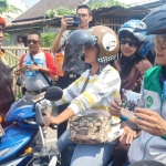 PT KAI bersama Dishub dan Kepolisian saat melakukan sosialisasi di perlintasan kereta api di Blitar.