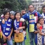Wondo asal Malang beserta keluarganya rela datang ke Jakarta demi tim kesayangan mereka berlaga di final Piala Bhayangkara 2016.