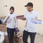 Petugas Satppl PP dan Bea Cukai Gresik saat menggerebek ruko tempat penyimpanan rokok ilegal di Desa Morowudi, Kecamatan Cerme. Foto: Ist.