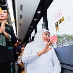 Gubernur Khofifah saat menyapa masyarakat ketika berada di Transjatim.