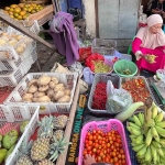 Beberapa bahan pokok di Surabaya hari ini mengalami perubahan harga. Foto: Sulthon/Bangsaonline.