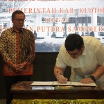 Bupati Hanindhito Himawan Pramana saat menandatangani penandatanganan MoU disaksikan oleh Senior Director PSF, Elan Merdy. Foto: Ist.