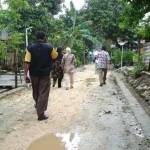  Warga tengah melintas di jalan desa yang belum tersentuh program JPD. (foto: syuhud/BANGSAONLINE)