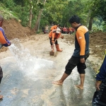 TRC BPBD Pamekasan bersama TNI-Polri dan relawan saat membuka akses jalan yang tertutup longsor. 
