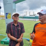 Pendiri Bangkalan Soccer Academy, Imam Syafii (tengah) saat berbincang di lapangan.