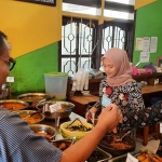 Salah satu warga bernama agus saat mendapat makanan gratis di Warung Mak Tie Tuban.