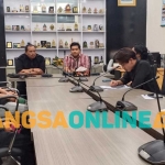 Ketua DPRD Gresik, M. Syahrul Munir, dan anggota Komisi III, Yuyun Wahyudi, saat audiensi dengan Komunitas Mahasiswa Pantura. Foto: SYUHUD/ BANGSAONLINE