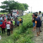 Masyarakat yang memadati lokasi kejadian saat dilakukan evakuasi. foto: RONY SUHARTOMO/ BANGSAONLINE