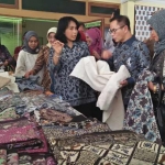 Ketua Bidang Manajemen Usaha Dekranas, Ayu Bintang Puspayoga, saat melihat Batik Gedok karya pengrajin Tuban. foto: GUNAWAN/ BANGSAONLINE