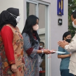 Menteri Pertahanan, Prabowo Subianto, saat menyerahkan kunci dan sertifikat rumah kepada ahli waris KRI Nanggala 402 di Sidoarjo.