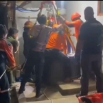 Petugas gabungan saat mengevakuasi korban pembunuhan di Kota Pasuruan.