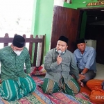 ZIARAH: Gus Muhdlor (kiri) berziarah ke makam Dewi Sekardadu di Dusun Kepetingan, Buduran, 4 Oktober 2020.