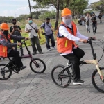 Gubernur Jawa Timur, Khofifah Indar Parawansa mencoba naik salah satu unit sepeda produk Polygon di area pabrik. foto: ist/ bangsaonline.com
