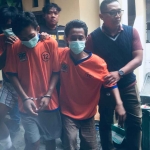 Ketiga pelaku pencurian kendaraan asal Surabaya yang menyamar sebagai ojek online saat diamankan Polsek Simokerto, Selasa (17/1/2023)