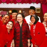 Calon Wakil Gubernur Puti Guntur Soekarno berpose bersama Megawati dan pengurus PDI-P lainnya. 