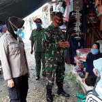 Forkopimka Sukorejo saat sosialisasi dan bagi-bagi masker di Pasar Pahing Desa Gegeran.