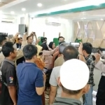 Para korban yang merasa ditipu saat menggeruduk Kantor Pegadaian Cabang Pamekasan.