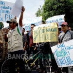 Massa aksi saat melakukan demonstrasi di depan Kantor Pemkab Jombang, Rabu (25/1). foto: ROMZA/ BANGSAONLINE