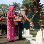 Personel dari Polres Malang saat ziarah dan tabur bunga di TMP Prayuda Nirmala.