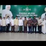 Ketua DPD Partai Golkar Jatim, M. Sarmuji bersama jajaran pengurus sowan ke K.H. Marzuki Mustamar, Ketua PWNU Jatim. (foto : ist).