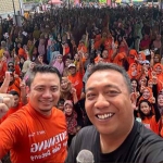 Calon Bupati Situbondo terpilih dalam Pilkada 2024, Yusuf Rio Wahyu Prayogo, bersama relawan.