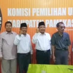 Dr. H. Marzuki M.Si dan Hariyanto Waluyo usai konsultasi di KPUD Pamekasan.
