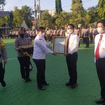 Kapolresta Banyuwangi Kombes Pol. Arman Asmara Syarifuddin, S.I.K., mendapatkan penghargaan dari Tim Reaksi Cepat Perlindungan Perempuan dan Anak (TRC PPA) Indonesia, Senin (7/6/2021). (foto: ist)